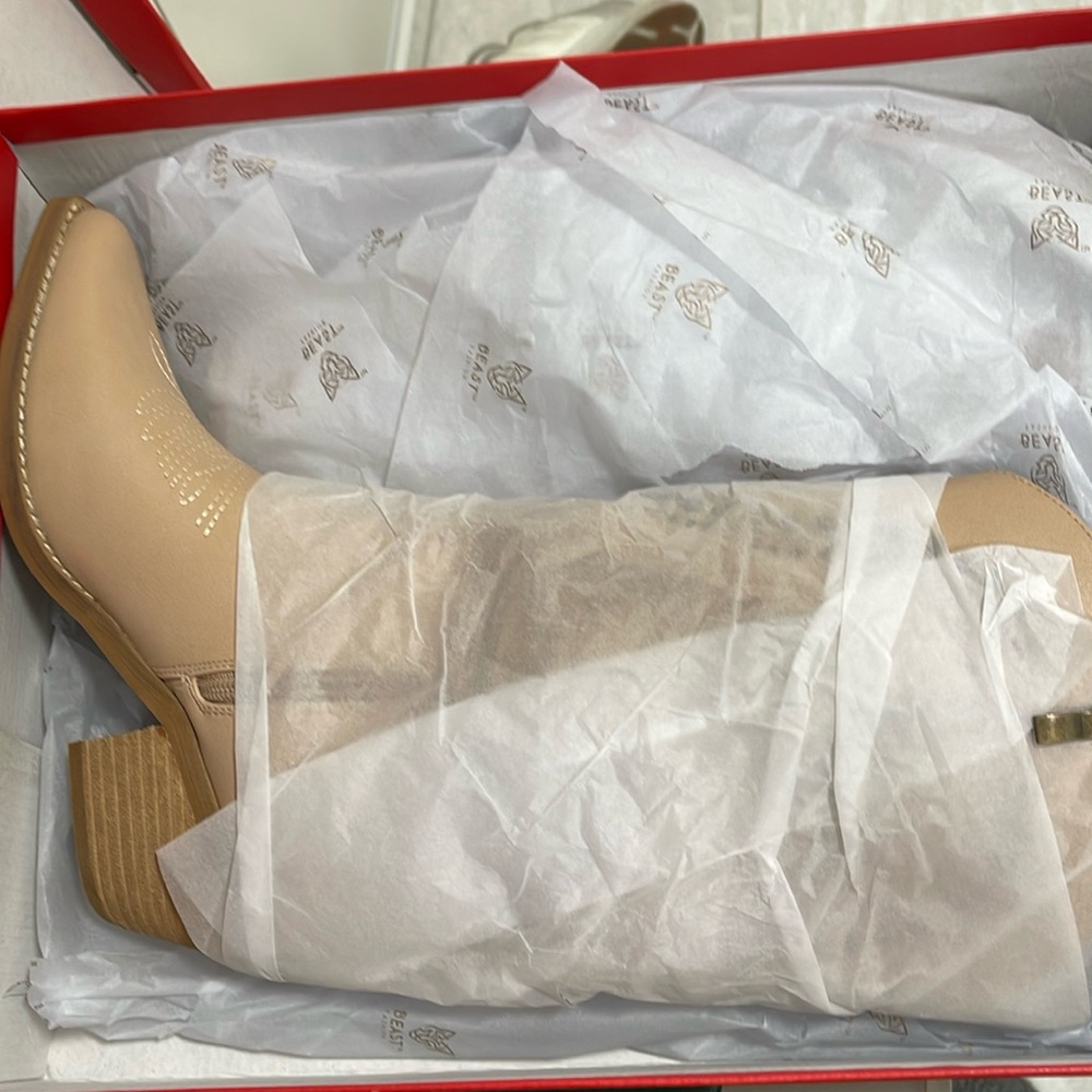BNIB Beast Adela-38